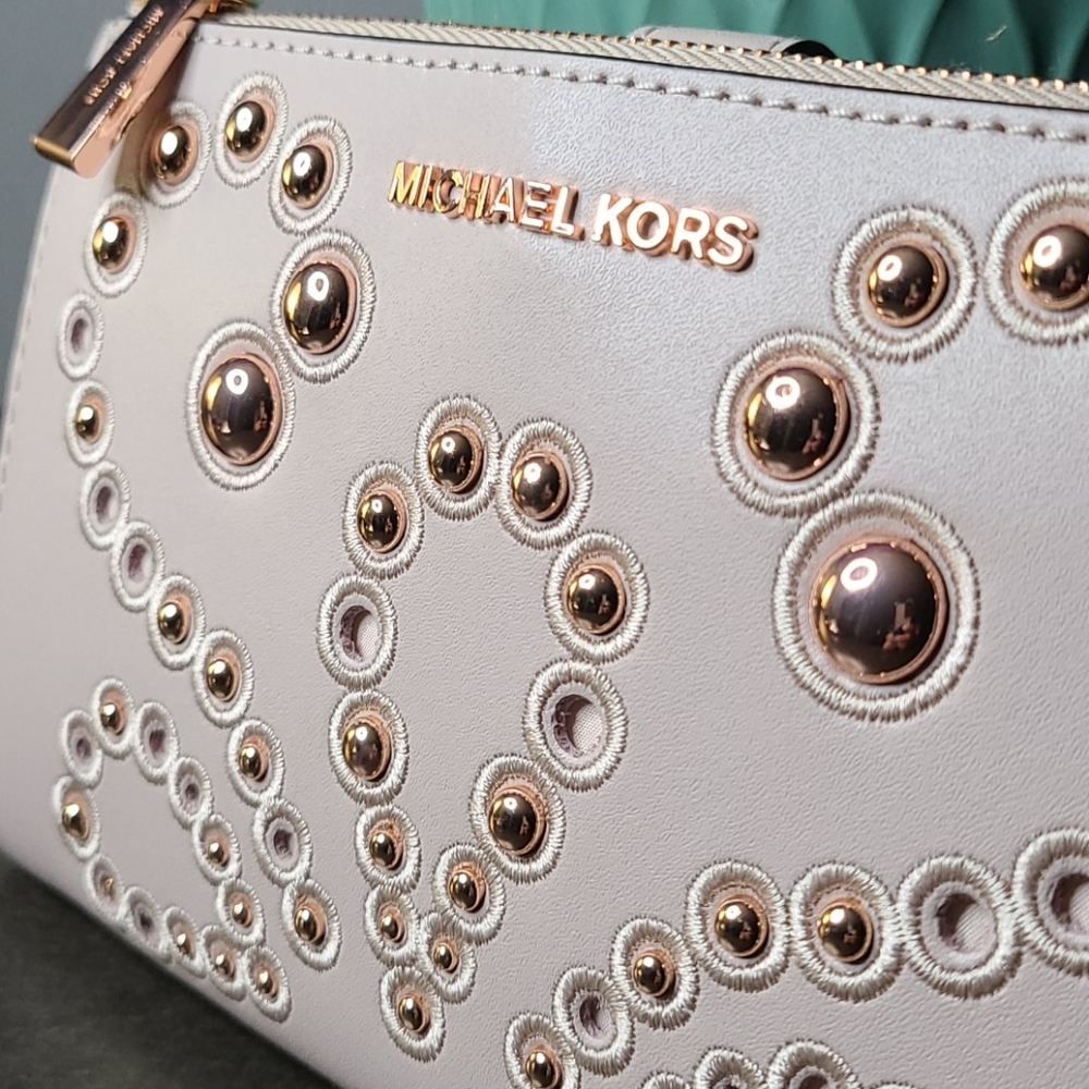 *****SOLD******Gorgeous Michael Kors wristlet wallet - Picture 4 of 17
